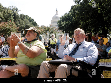 Due uomini anziani con disabilità che partecipano a uno dei diritti civili caso per le persone con disabilità, U.S. Capitale in background Foto Stock