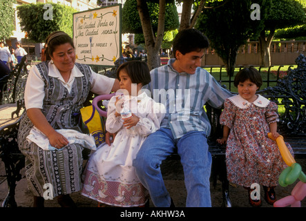 Popolo messicano, famiglia messicana, padre, madre e figli, ragazze, plaza principal, piazza principale, leon, stato di Guanajuato, Messico Foto Stock