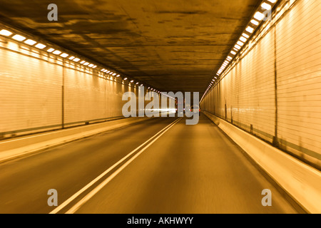 La guida di veicoli attraverso la montagna Allgheny tunnel in Pennsylvania PA Foto Stock