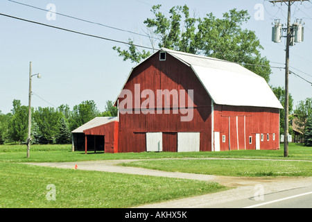 Tradizionale stile olandese granaio rosso nelle zone rurali del Wisconsin WI Foto Stock