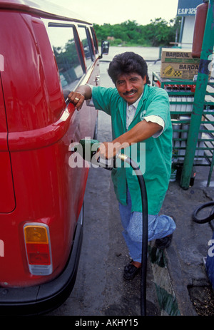 1 Un uomo messicano, il pompaggio del gas, gas pompa, Pemex gas station, stazione di gas, gas station attendant, Cancun Quintana Roo stato, la penisola dello Yucatan, Messico Foto Stock