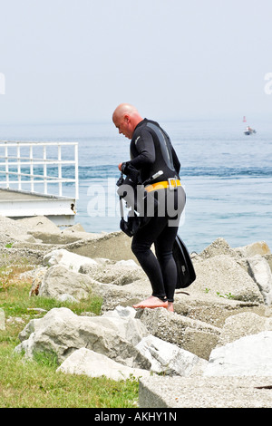 Scuba Diver nella sua muta avente stato di immersioni in St Clair fiume Michigan MI Foto Stock