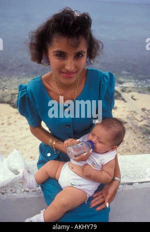 Donna messicana, donna adulta, la madre e il bambino e la madre del bambino di alimentazione, neonati, bambini, San Miguel de Cozumel, Cozumel, Isola di Cozumel, Messico Foto Stock