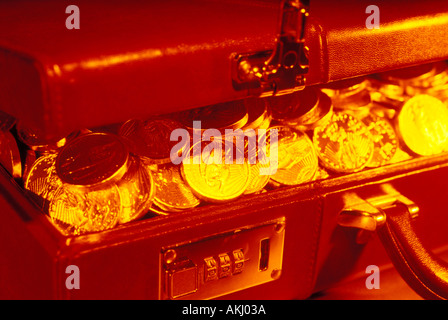 Cartella piena di monete d'oro Foto Stock