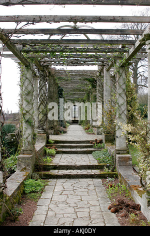 La Edwardian Pergola a West Dean Gardens in West Sussex Foto Stock