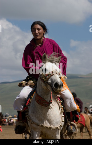 Khampas il guerriero cavaliere del vecchio Tibet competere a Litang Horse Festival Kham nella provincia del Sichuan in Cina Tibet Foto Stock