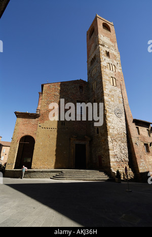 Citta della Pieve Umbria Italia la Cattedrale o Duomo e la Torre Civica in Piazza Plebiscito Foto Stock