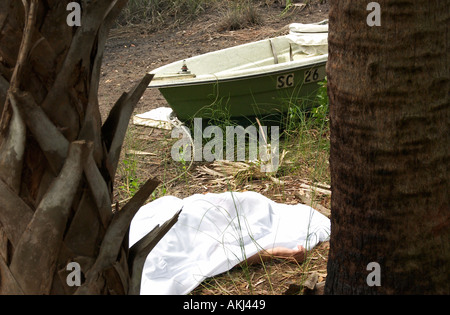 Piede di una donna caucasica deceduta che sporge da sotto un foglio bianco in una palude del Sud Carolina, USA. Foto Stock
