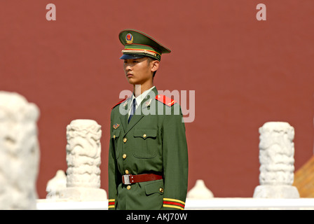 Guardia cinese a Piazza Tiananmen Pechino CINA Foto Stock