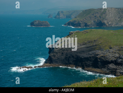 Una vista dal castello di Tintagel della costa atlantica del nord della Cornovaglia, Inghilterra, Regno Unito durante l'estate. Foto Stock