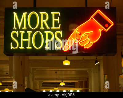 Insegna al neon della mano rivolto a più negozi in giù sotto al Mercato di Pike Place Seattle Washington STATI UNITI D'AMERICA Foto Stock