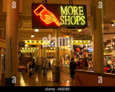 Insegna al neon della mano rivolto a più negozi in giù sotto al Mercato di Pike Place Seattle Washington STATI UNITI D'AMERICA Foto Stock