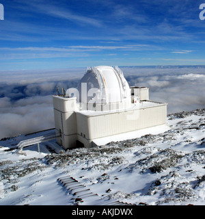 Il Isaac Newton telescopio al di sopra delle nuvole in una giornata invernale al Roque de los Muchachos a La Palma (isole Canarie) Foto Stock