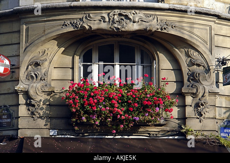 Art nouveau decorazione per finestre con fiori in Parigi Francia Foto Stock