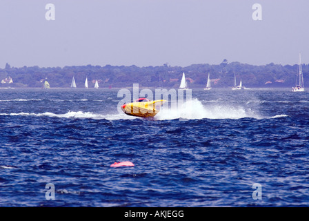 Corse Powerboat nel Solent off l'Isola di Wight Foto Stock