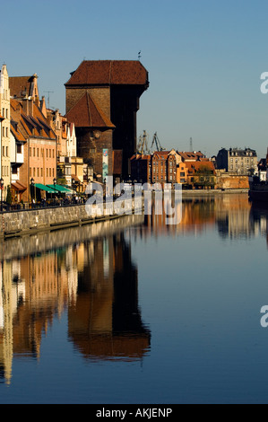 La riflessione di case a schiera di vecchia città storica e gru in Motlawa Canal, Danzica Polonia Foto Stock