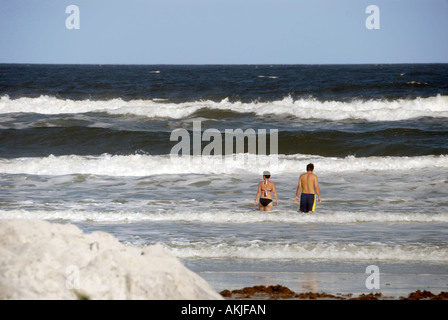 Matura in piedi nel surf Foto Stock