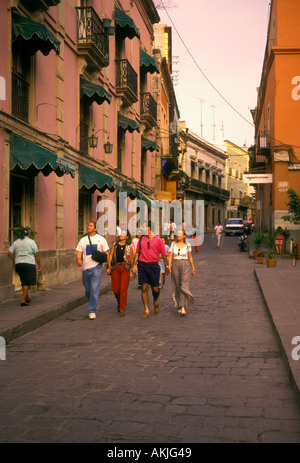 Messicani, popolo messicano, uomini, donne, turisti, visitatori, visitando, Guanajuato, stato di Guanajuato, Messico Foto Stock