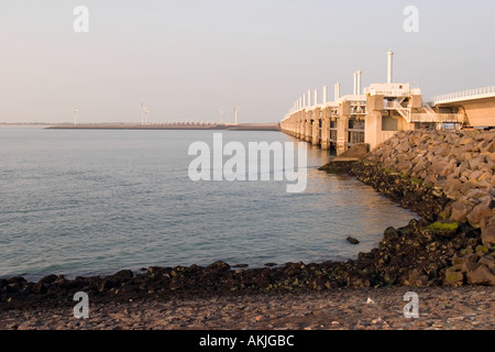 Schelda orientale Flood Barrier tra Schouwen-Duivenland e Northern-Beveland, Paesi Bassi Foto Stock