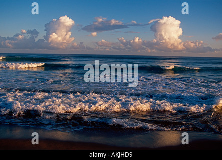 Sunrise, spiaggia, città, Aguada, Porta del Sol, pianure costiere Valley, Puerto Rico, Caraibi, West Indies Foto Stock