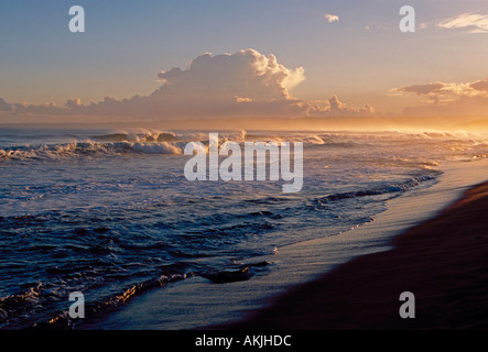 Sunrise, spiaggia, città, Aguada, Porta del Sol, pianure costiere Valley, Puerto Rico, Caraibi, West Indies Foto Stock