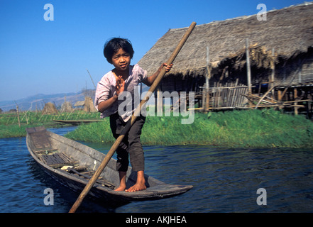Bambina navigazione in barca sul Lago Inle in Birmania Foto Stock