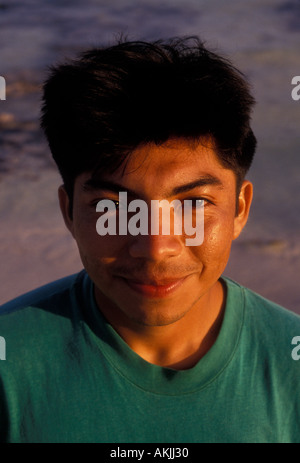 1, uno Messicano, teen, adolescente messicana, headshot, colpo alla testa, la testa e le spalle, ritratto, Akumal, Quintana Roo stato, la penisola dello Yucatan, Messico Foto Stock