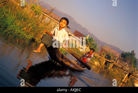 Padre e figlio in una barca sul Lago Inle in Birmania Foto Stock
