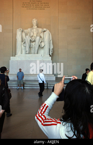 I turisti scattare fotografie presso il Lincoln Memorial, Washington DC, Stati Uniti d'America. Foto Stock