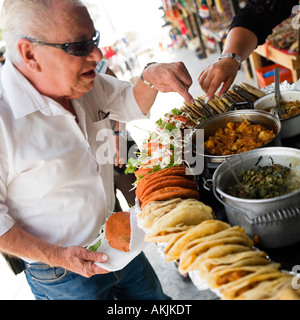 L'uomo l'acquisto di cibo messicano da asporto stazione ferroviaria Divisadero piattaforma Chihuahua in Messico di sapore locale Foto Stock