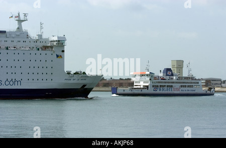 Traghetto P O cross channel ferry arrivando a Portsmouth Porto Isola di Wight Traghetto in uscita Foto Stock