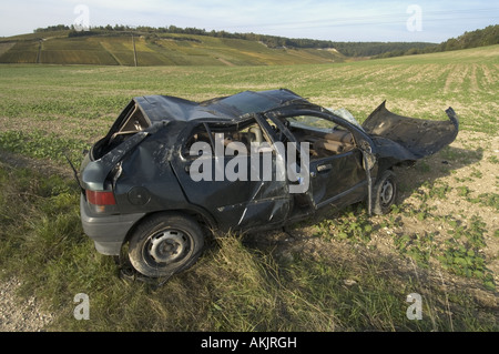 Vista laterale di abbandono dei relitti di auto dalla N19 road, Aube, Francia . Foto Stock