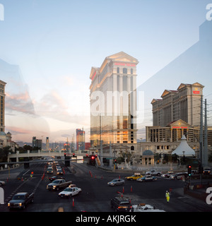 Il Cesar Palace hotel resort skyline di Las Vegas si riflette in hotel di vetro nel riquadro della finestra Foto Stock