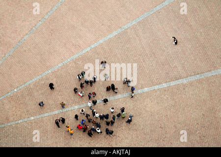 Una folla di turisti in Piazza del Campo, visto dal Campanile di Piazza del Campo a Siena, Italia Foto Stock