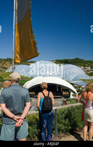 Il primo spettacolo che i visitatori avranno delle enormi bolle che sono progetto Eden in Cornwall Inghilterra è sorprendente Foto Stock