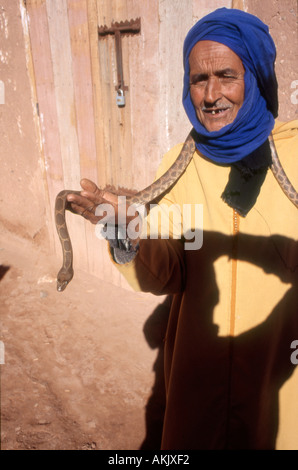 Uomo con snake Ait Benhaddou e Marocco Foto Stock