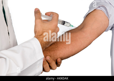Medico dando colpo di iniezione nel braccio del paziente Foto Stock