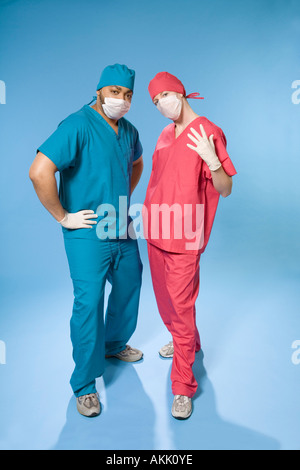 Due a piena lunghezza medici indossando scrubs Foto Stock