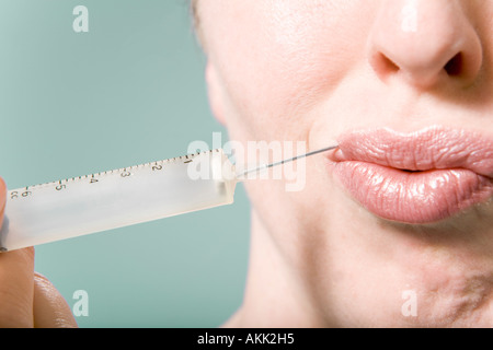 Close up della donna la ricezione di iniezione nelle labbra Foto Stock