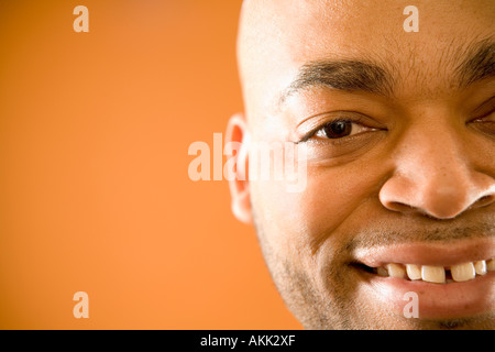 Close up ritratto di uomo sorridente Foto Stock
