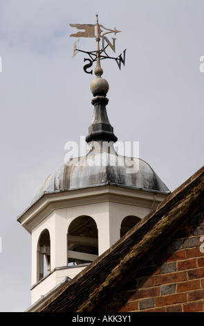 Cupola e banderuola sulla sommità della chiesa del re Carlo il martire Foto Stock