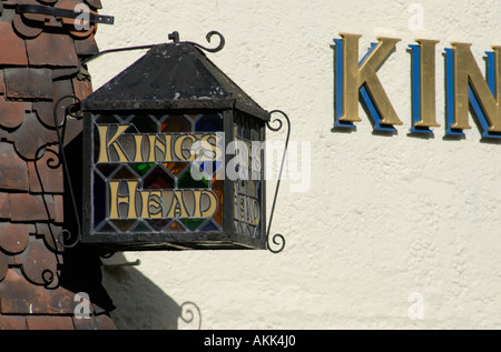 Pub segno per il Kings Head nella forma di una lanterna con piombo con vetro colorato Staplehurst Kent England Regno Unito 08 agosto 2006 Foto Stock