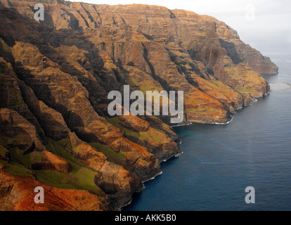 Vista aerea da un elicottero della Costa Napali sull'isola hawaiana di Kauai, STATI UNITI D'AMERICA Foto Stock