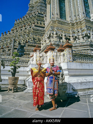 In costume tradizionale ballerini pongono di fronte di Wat Arun Bangkok in Thailandia Foto Stock
