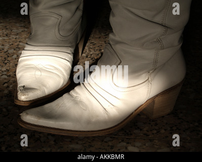 Una coppia di bianco cowgirl boots Foto Stock