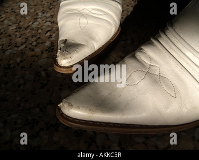 Una coppia di bianco cowgirl boots Foto Stock