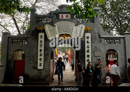 Guide turistiche attendere personalizzata in entrata al Ngoc Son tempio sul lago Hoan Kiem Hanoi Vietnam Foto Stock