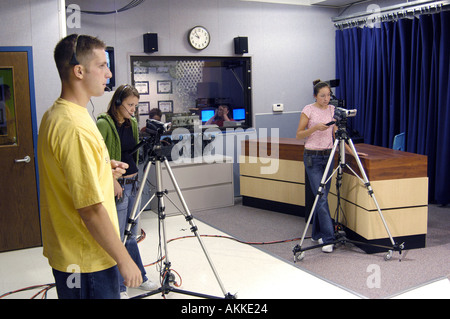 Alta scuola Televisione classe di produzione produce intervista di educatori che sarà in onda sulla rete via cavo locale Foto Stock