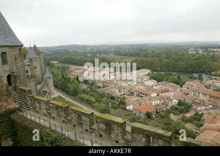 Una vista sopra la città di Carcassone nel sud-ovest della Francia prese dalla cima del castello della città Foto Stock