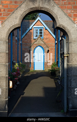 Nel centro di Padstow Cornwall sono queste belle vittoriana di mattoni rossi gli ospizi di carità Foto Stock